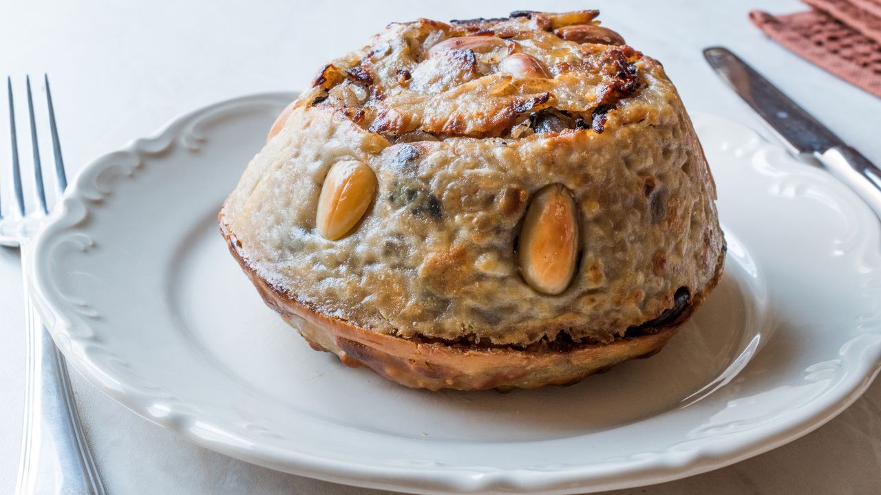 Perde pilav - uma massa amanteigada recheada com arroz, frango, passas, amêndoas, pinhões e manteiga / Shutterstock