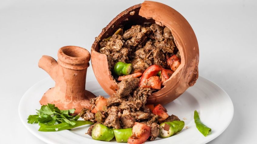 Testi kebab - um prato de carne e vegetais que precisa ser quebrado antes de ser saboreado / Shutterstock