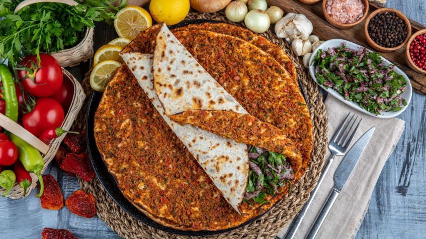 Lahmacun é comumente referido como pizza turca / Shutterstock