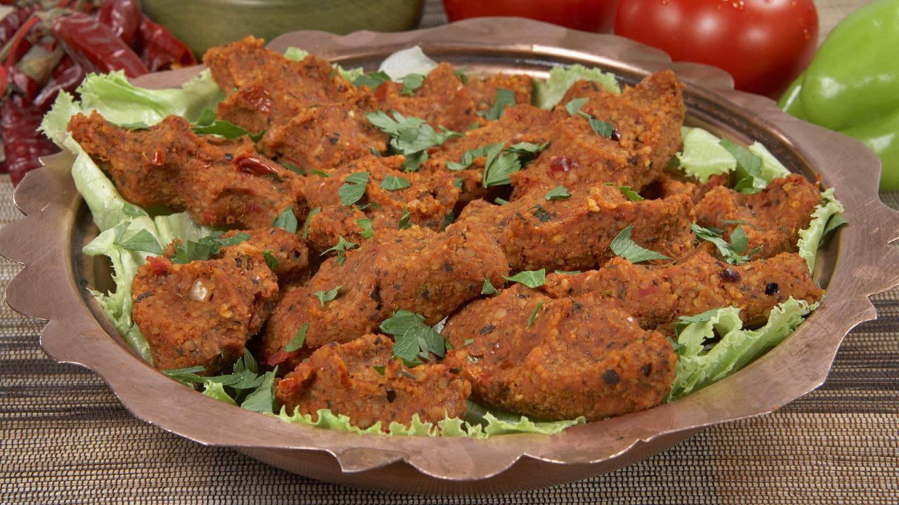 Cig kofte - um prato de kibe cru em que a carne é geralmente substituída por bulgur e/ou nozes moídas / Shutterstock
