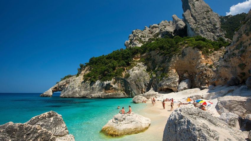 Cala Goloritze, localizada na cidade de Baunei em Ogliastra, na Sardenha, só pode ser acessada a pé ou de barco / ilamy Stock Photo