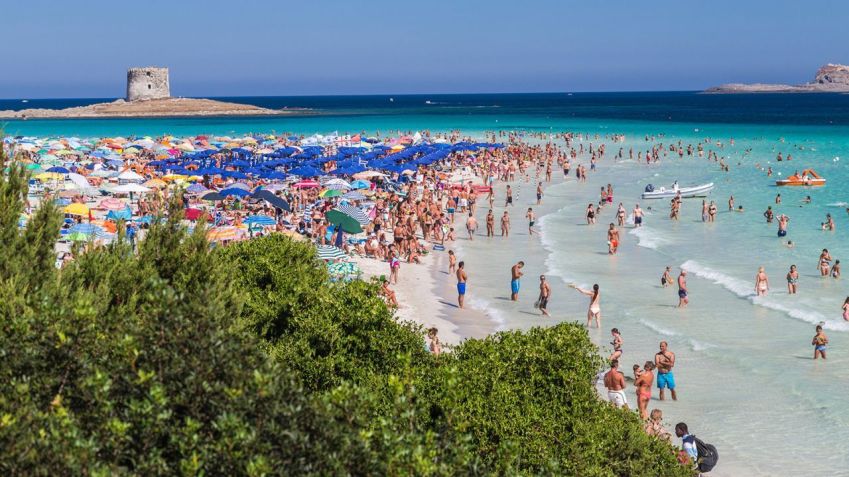 Toalhas na praia não serão permitidas na praia de La Pelosa em Stintino, Sardenha neste verão, de acordo com as autoridades locais / robertharding/Alamy Stock Photo