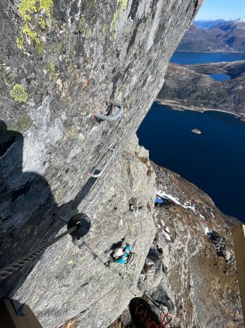 Escalar um penhasco íngreme não é para os fracos de coração, mas as escadas e degraus de aço ajudam os alpinistas em seu caminho / Norges Boltefond/Hornelen Via Ferrata/Visit Nordfjord