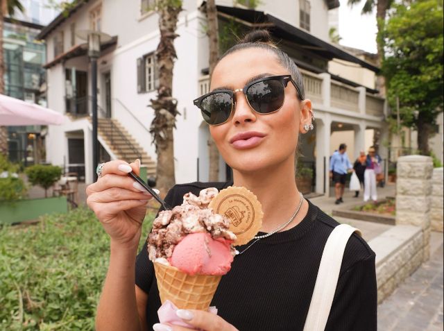 Juju Norremose experimenta sorvete do Anita, que faz um dos melhores gelatos da cidade / Acervo pessoal