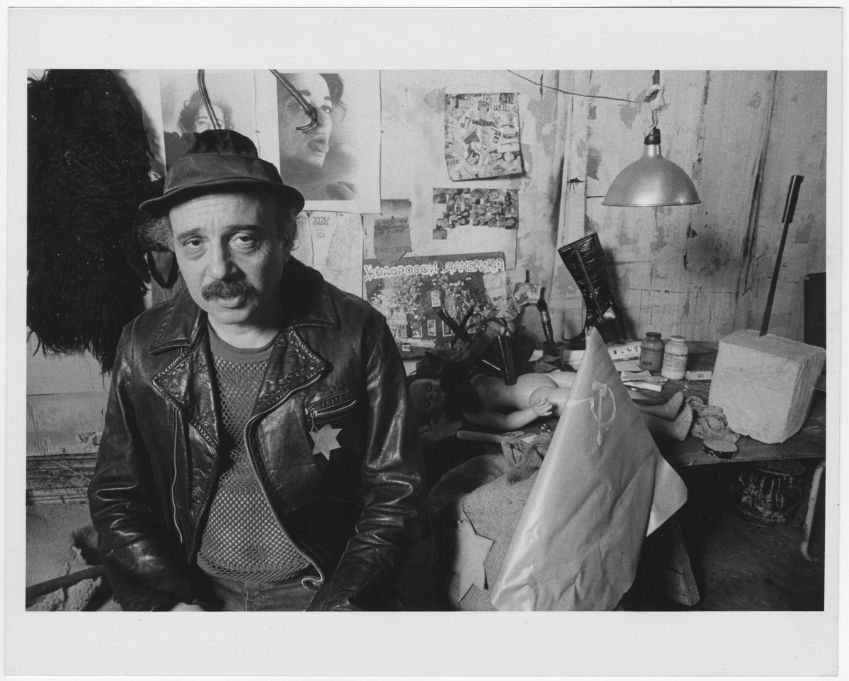 Boris Lurie em seu estúdio em 1977 / Joseph Shneberg