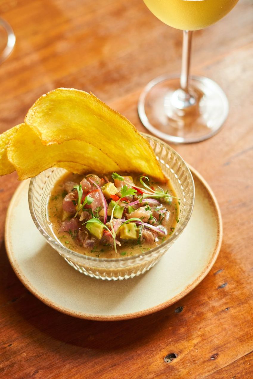 Ceviche de atum com avocado, tucupi, shoyu e chips de mandioquinha / Laís Acsa