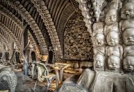 Vila medieval na Suíça abriga bar esquelético e macabro inspirado na franquia “Alien”