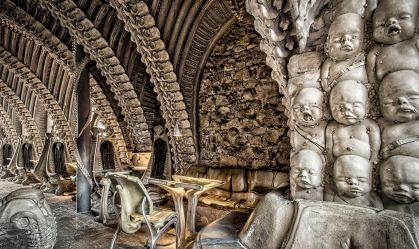 Vila medieval na Suíça abriga bar esquelético e macabro inspirado na franquia “Alien”