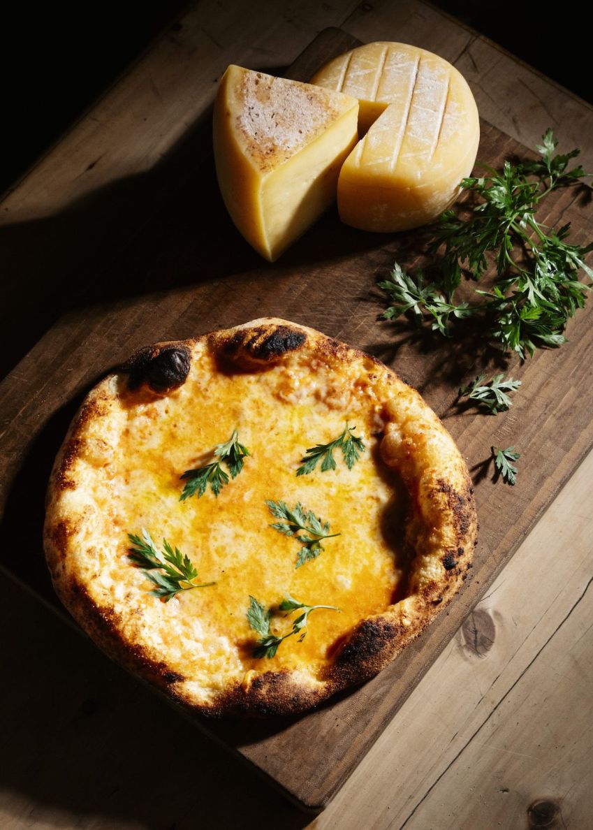 Pizza Paraná com queijo maturado da Queijaria Lita, parmesão e gremolata / GUI GALEMBECK