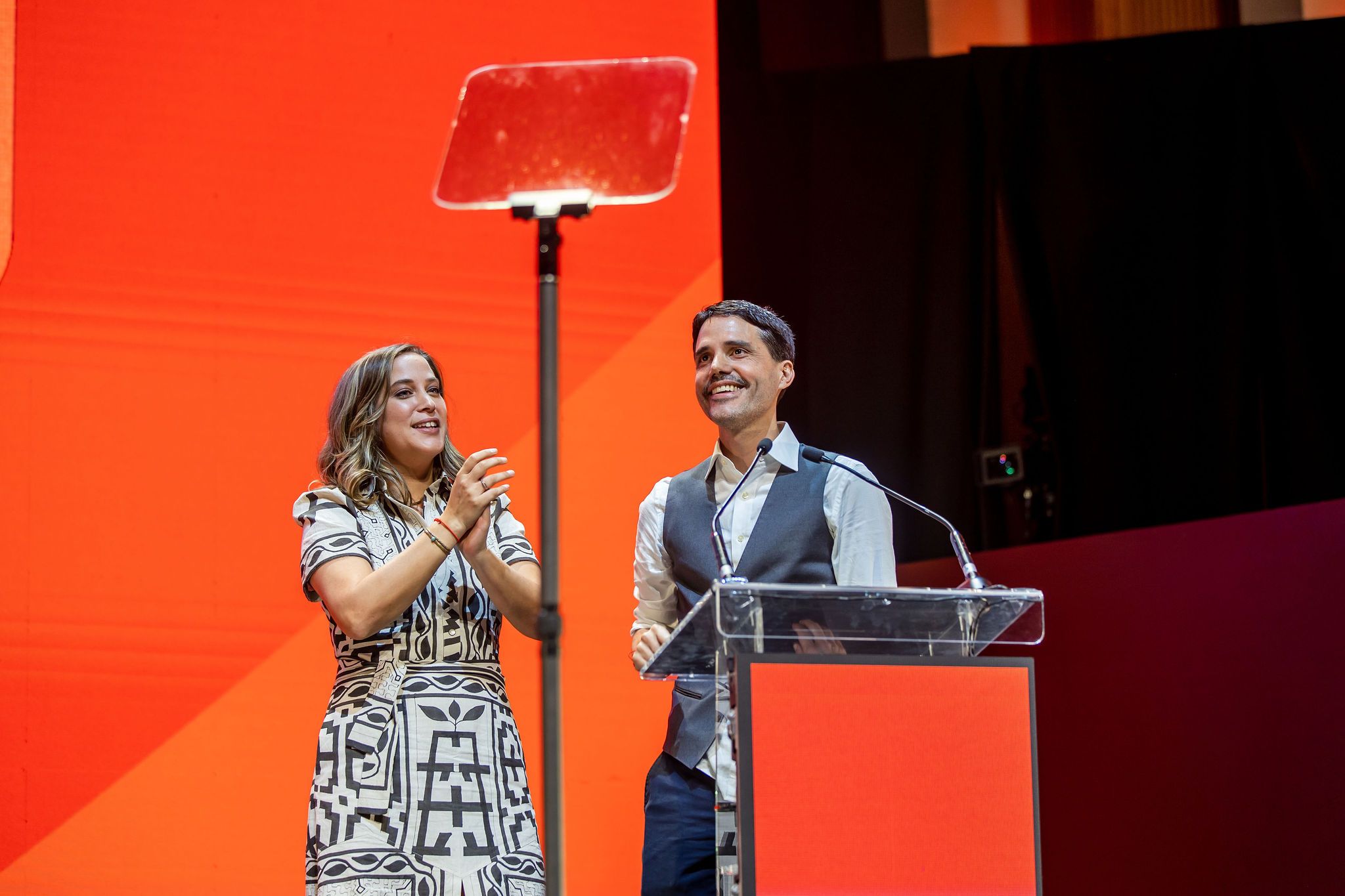 Pía León e Virgilio Martínez no palco do The World's 50 Best Restaurants em Valência / David Holbrook Photography