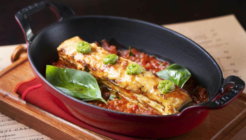 Lasagna di Verdure do Piccini Cucina é feita com berinjela, abobrinha, Scamorza defumada e pesto • Divulgação