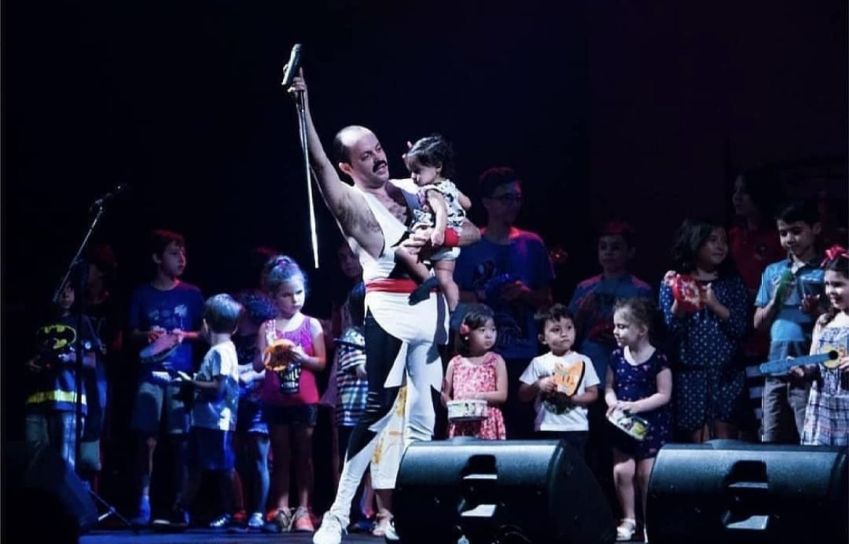 Espetáculo feito para pais e filhos resgata as melhores músicas do grupo de rock britânico Queen, com brincadeiras e histórias no meio / Reprodução Instagram