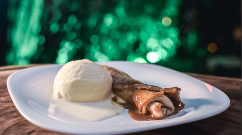 Panqueca de doce de leite com sorvete de nata / Natanael Andrade