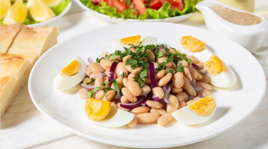 A salada piyaz de Antalya é um dos pratos mais famosos da cidade turca / Shutterstock