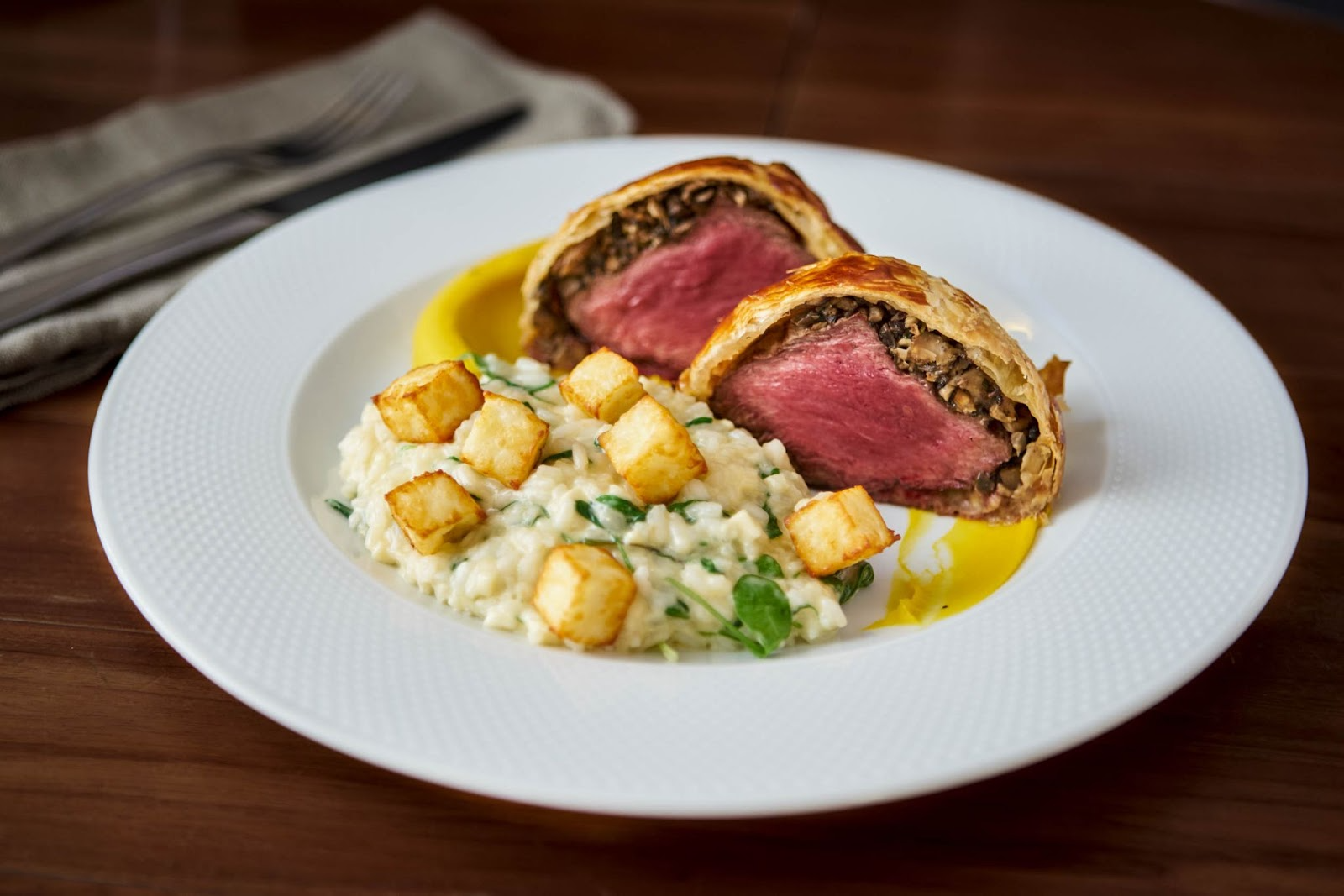 Filé Wellington com risoto de queijo coalho, rúcula e molho poivre / Roberto Seba