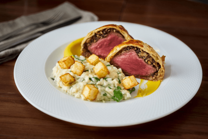 Filé Wellington com risoto de queijo coalho, rúcula e molho poivre / Roberto Seba