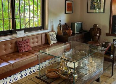 Interior da casa do Rio Vermelho contém móveis e objetos originais da vida do casal Jorge Amado e Zélia Gattai