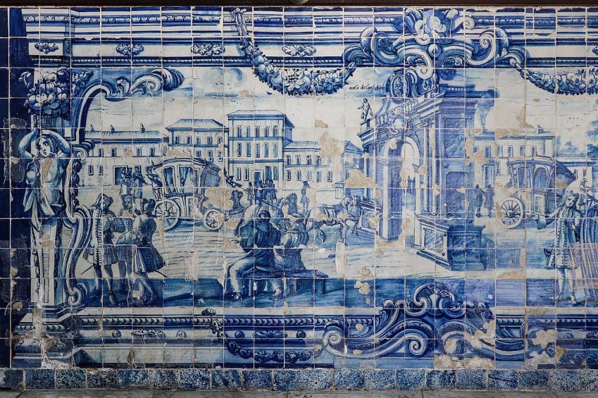 Azulejos portugueses no claustro retratam Lisboa antes do terremoto de 1755 / Paul R. Burley