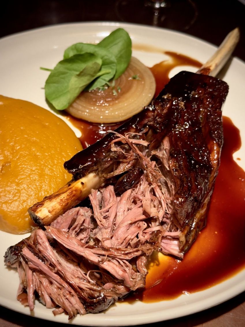 Costela de dianteiro é o carro-chefe do Capincho / Tina Bini