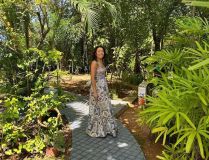 Daniela Filomeno no jardim da Casa do Rio Vermelho, que foi moradia de Jorge Amado