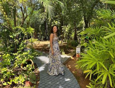 Daniela Filomeno no jardim da Casa do Rio Vermelho, que foi moradia de Jorge Amado