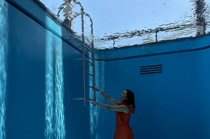 Daniela Filomeno na obra "Swimming Pool", da exposição temporária de Leandro Erlich / Acervo pessoal