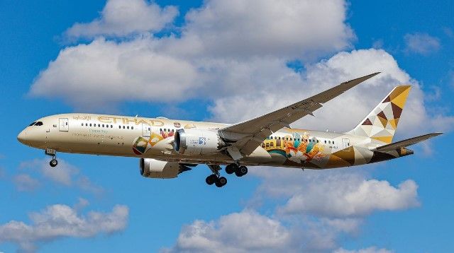 A Etihad Airways, uma das duas transportadoras nacionais dos Emirados Árabes Unidos que reduziu as emissões de CO2 em um quarto desde 2019 / Nicolas Economou/NurPhoto/Getty Images