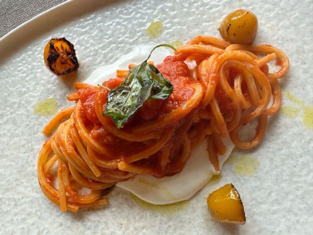 Spaghetti caseiro com molho de tomate e creme de burrata do L'Ortone / Daniela Filomeno