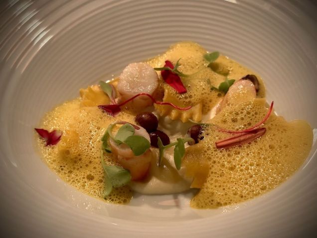 Camarão com agnolotti de vatapá, pupunha, icuri, espuma de moqueca e gel de umbu / Tina Bini