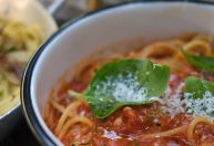 Mia Crudo e Pasta, nova casa do Grupo Makoto, abre no Shops Jardins em São Paulo
