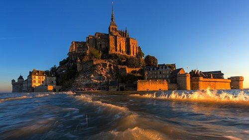 Abadia se ergue no meio do oceano no Monte Saint Michel / Arthit Somsakul/Moment RF/Getty Images