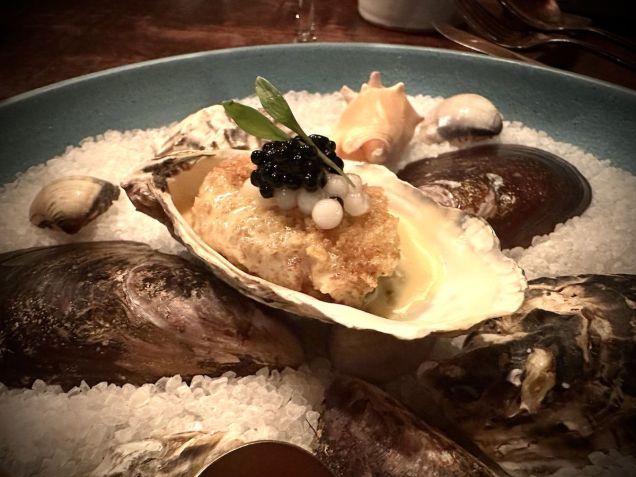 Ostra empanada com beurre blanc de tangerina e sagu defumado / Tina Bini