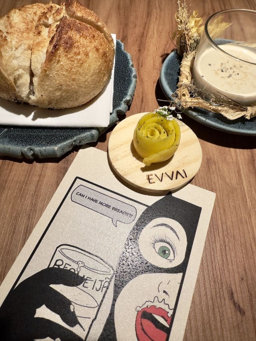 Pão de mandioca, manteiga de maracujá e requeijão noisette abrem o menu Oriundi / Tina Bini