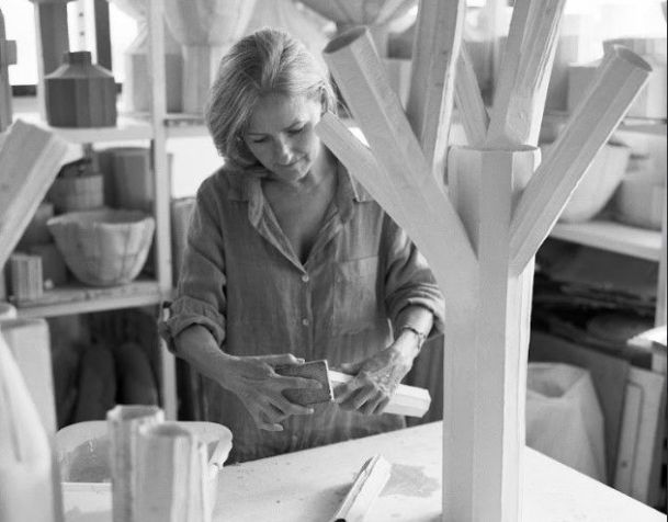 A designer italiana Paola Paronetto em seu ateliê / Divulgação