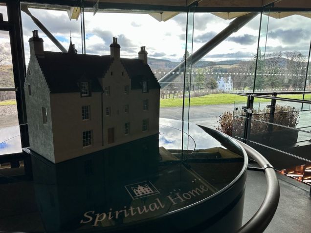 Uma maquete da Spiritual House fica exposta na destilaria. Ela possui um mecanismo que abre o protótipo e mostra o interior da casa / Tina Bini