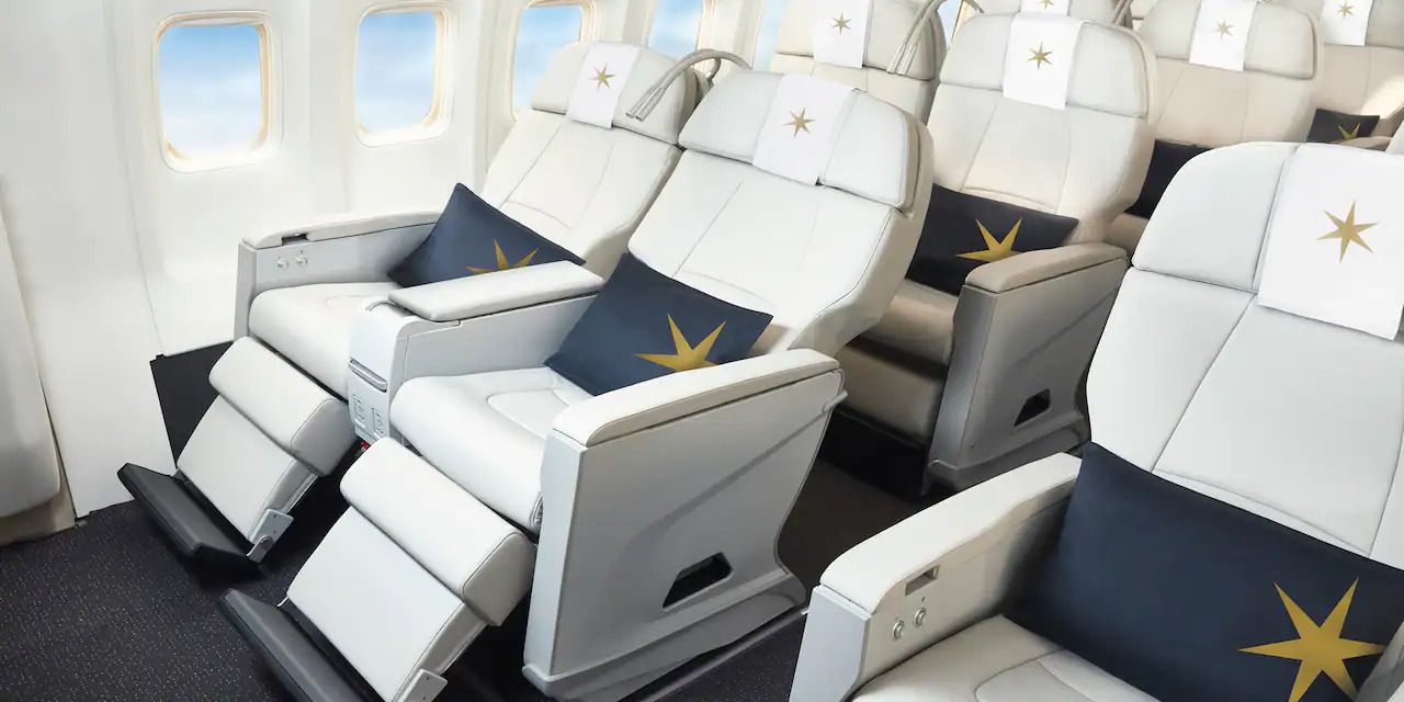 Interior da aeronave tem configuração personalizada e acomoda até 75 passageiros / Reprodução/site Adventures by Disney