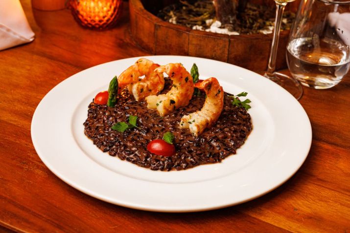 Risotto nero com camarões / Diego A. P. Franco