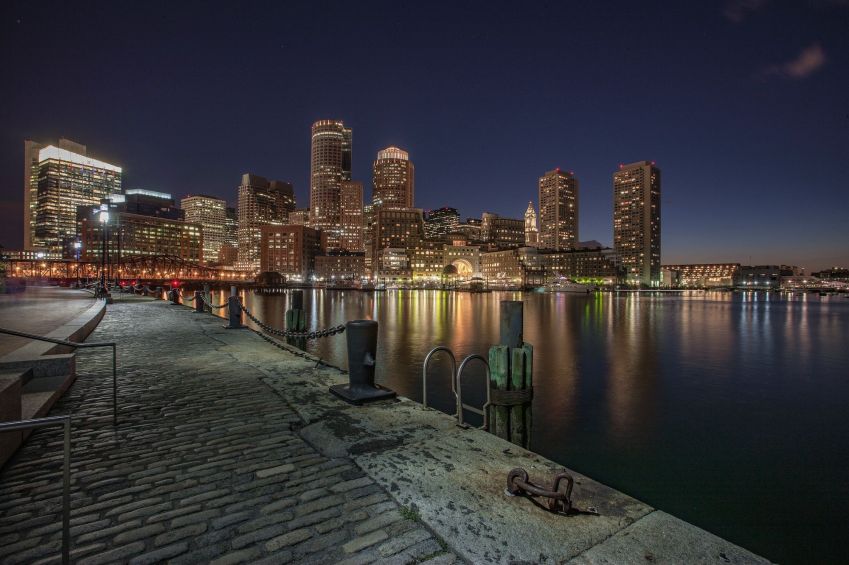 Waterfront é ótimo para caminhar ou correr vendo o skyline da cidade / Foto de Sean Sweeney na Unsplash