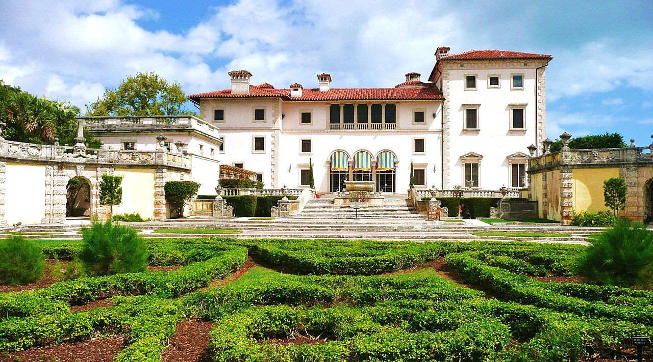 Exterior do Vizcaya, com jardins e casarão históricos a poucos minutos de Miami / Wikimedia Commons