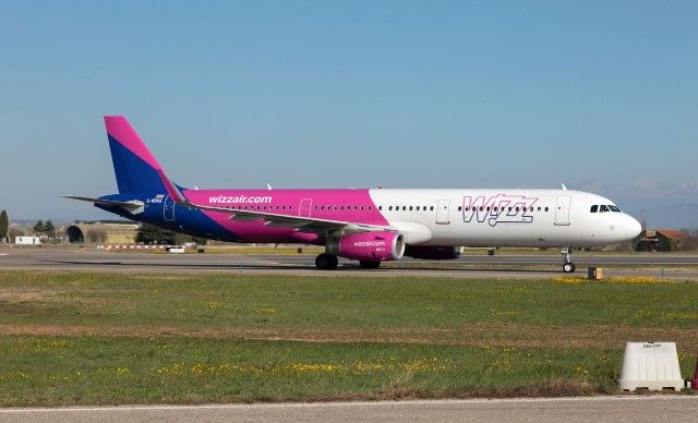 Transportadora europeia de baixo custo Wizz Air afirma ter um dos menores impactos de emissão de carbono por passageiro do setor / Fabrizio Gandolfo/SOPA Images/LightRocket/Getty Images