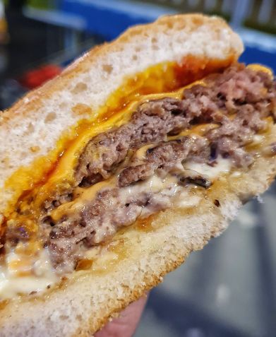 Por dentro do Pippo, que leva dois discos de smashburger / Caroline Grimm