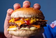 Onde comer smash burger em Curitiba: confira 9 hamburguerias na capital do Paraná