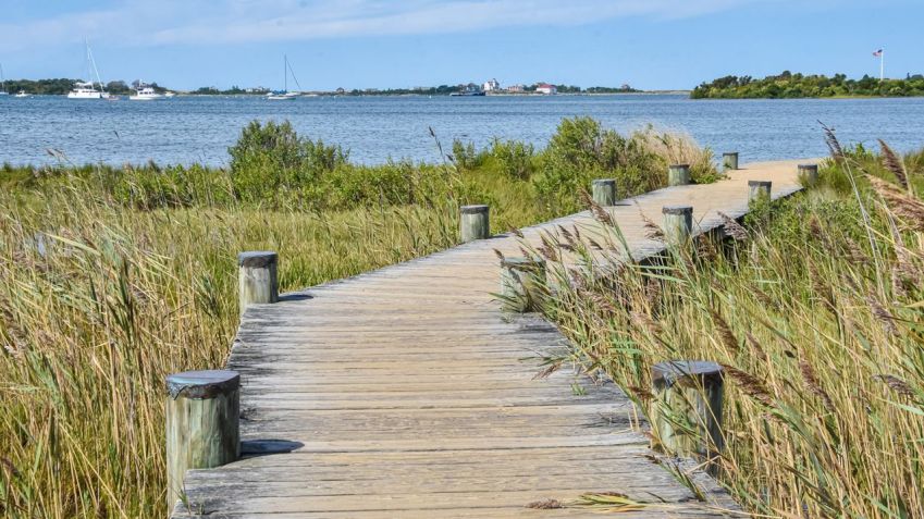 Block Island possui mais de 30 milhas de trilhas costeiras e interiores / Maria Hoffman/Adobe Stock