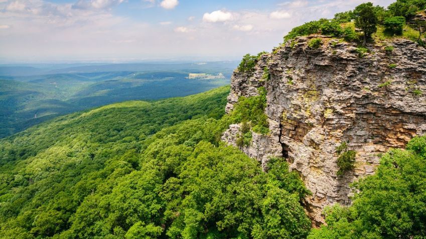 Mount Magazine State Park é um centro regional de asa-delta / Zack Frank/Adobe Stock