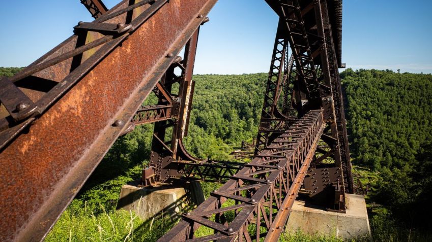 As ruínas da ponte fazem parte do Kinzua Bridge State Park, na Pensilvânia / Karlsson Photo/Adobe Stock