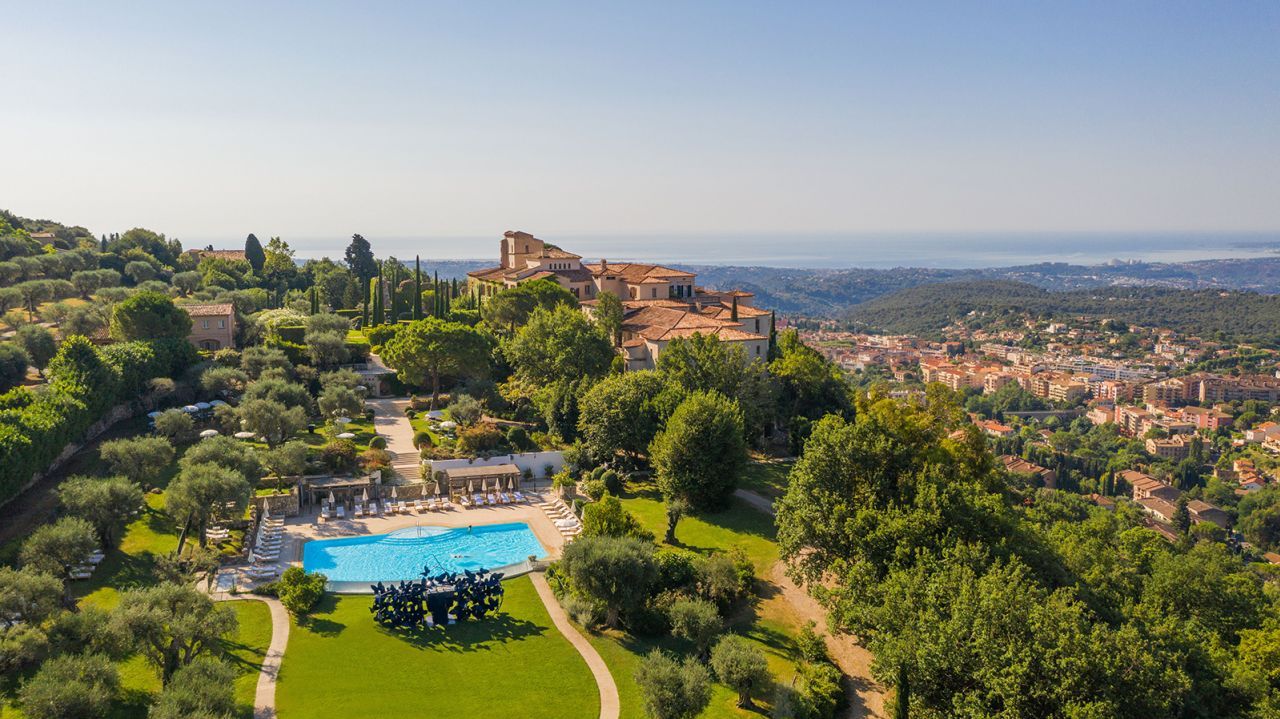 Le Saint-Martin brinca com os espetaculares produtos frescos da Provença circundante / Le Saint-Martin
