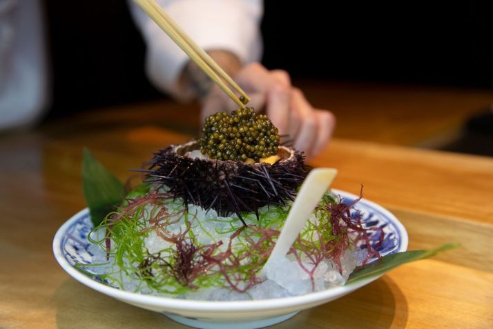 Escolha a Mesa do Chef no Waku Ghin para ver os melhores ingredientes japoneses preparados na sua frente / Waku Ghin
