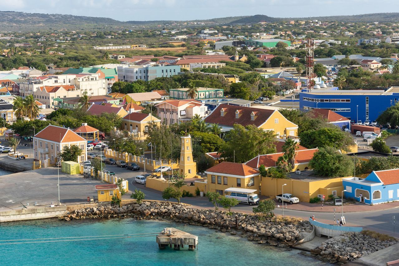 Uma vista de Kralendijk, capital de Bonaire, de um navio de cruzeiro / Greg Balfour Evans/Alamy Stock Photo