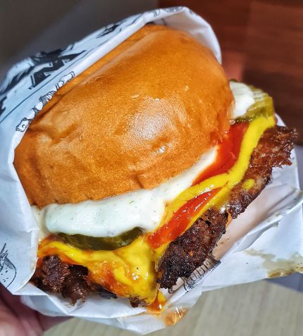 Mc’Smash Vader leva pão branco, dois discos de smash, cebola, duplo cheddar, ketchup, mostarda, picles, relish e maionese / Caroline Grimm