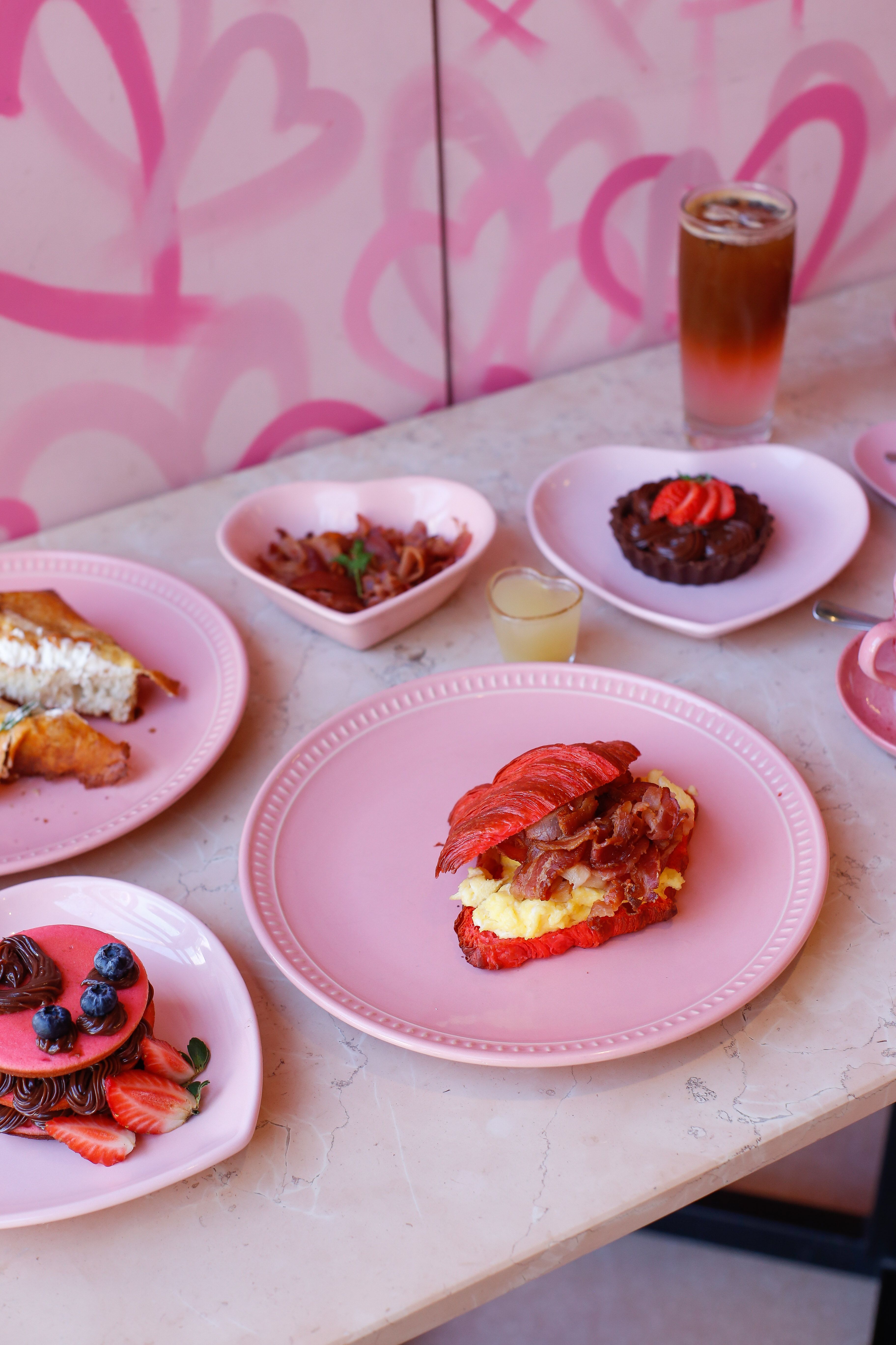 A cor-de-rosa domina a decoração e até os pratos da cafeteria / Divulgação